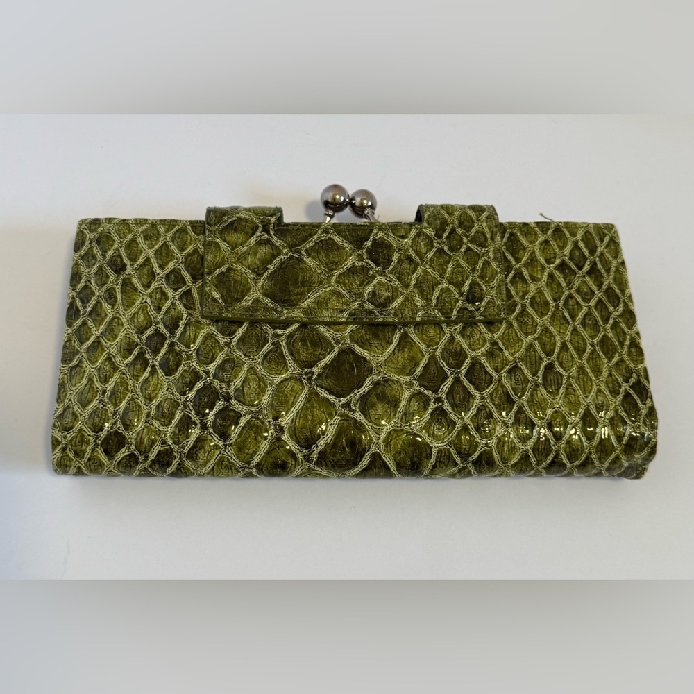 women's green retro clutch/wallet with a snap coin compartment